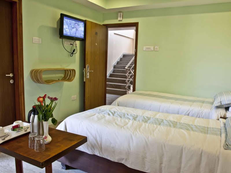 구와하티 레인스 인 B&B 외부 사진